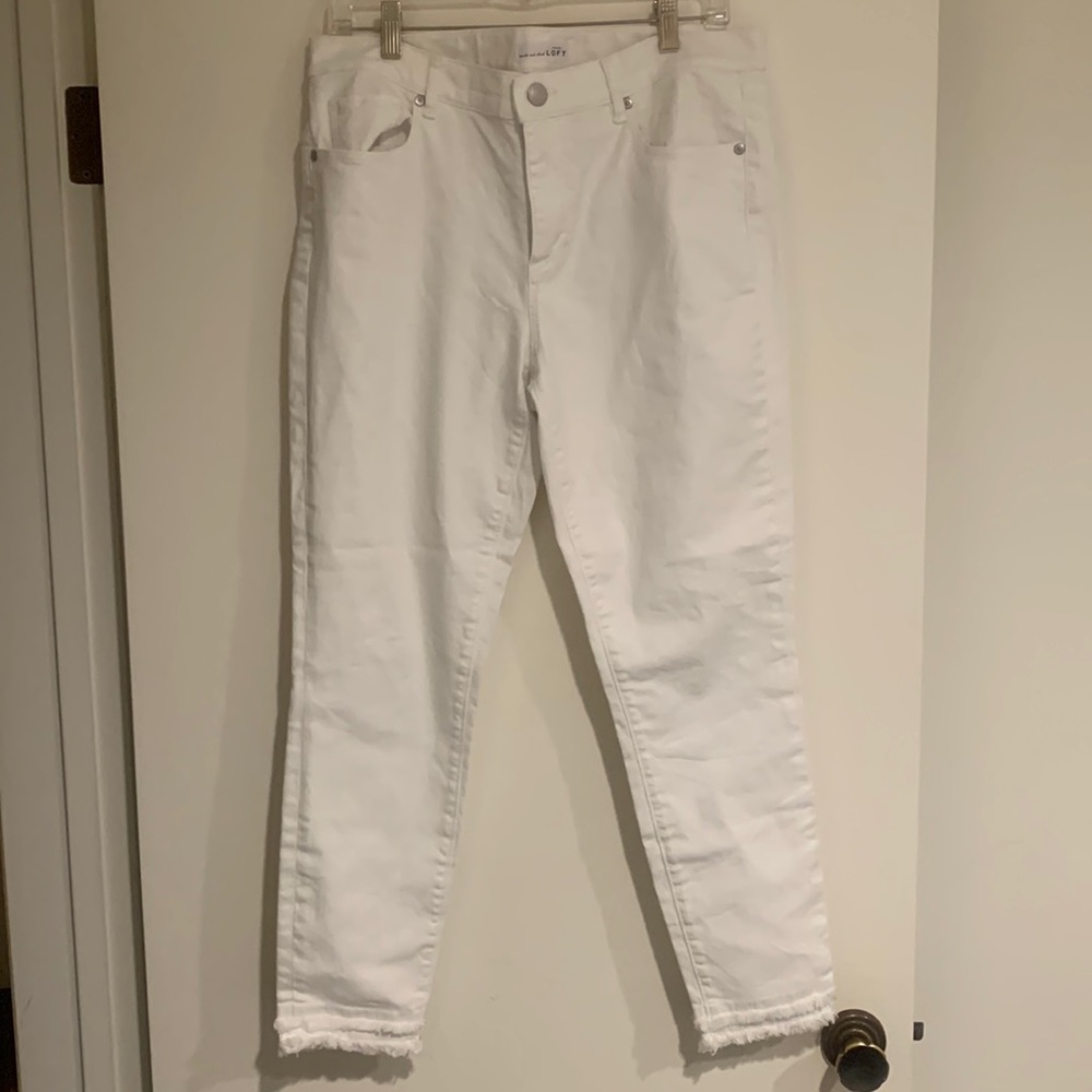 Adorable white capri pants!